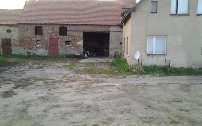 Dom z budynkiem gospodarczym – Miroszowice