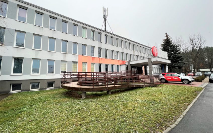 Budynek handlowo- usługowy przy ruchliwej ulicy.