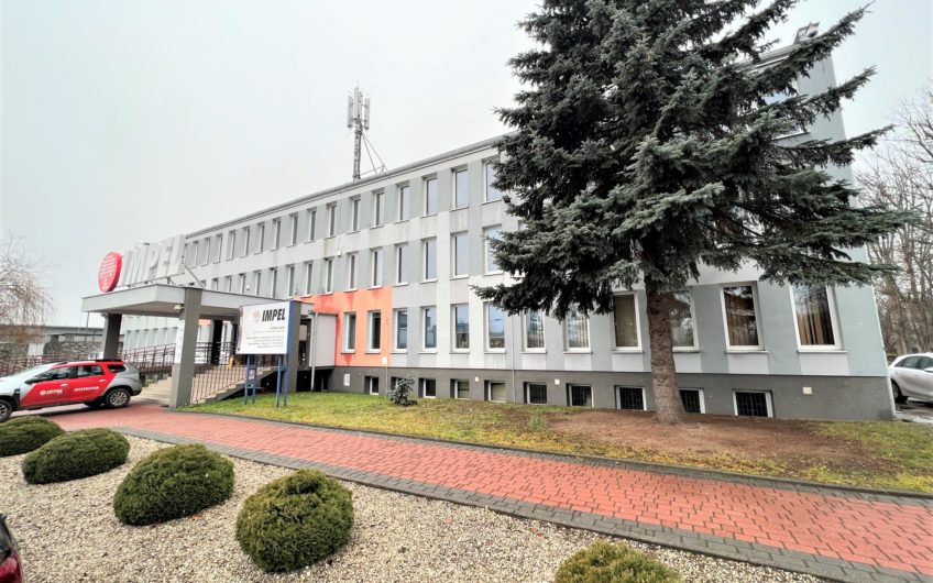 Budynek handlowo- usługowy przy ruchliwej ulicy.