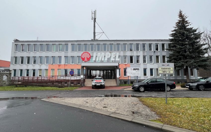Budynek handlowo- usługowy przy ruchliwej ulicy.