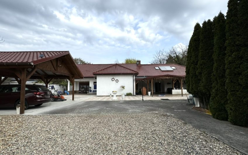 Dom pełniący funkcję gastronomiczną przy samym lesie